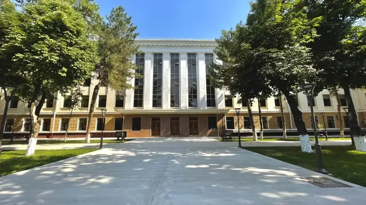 Universität für Weltwirtschaft und Diplomatie