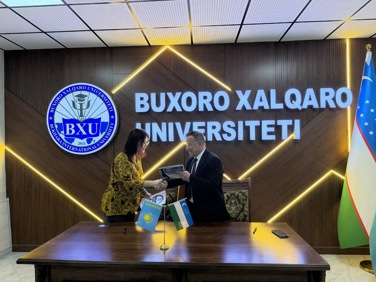 Signing a memorandum with the rector of Khoja Ahmed Yassawi University